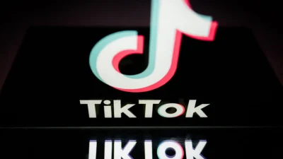 Логотип китайской социальной сети TikTok в Нанте, Франция, 7 марта 2024 года. (Loic Venance/AFP via Getty Images)
