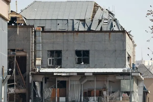 Повреждённое здание на месте взрыва в Саньхэ, провинция Хэбэй, Китай, 13 марта 2024 года. (Tingshu Wang/Reuters)