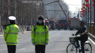 Пожарные работают на месте взрыва в Саньхэ, северная китайская провинция Хэбэй, 13 марта 2024 года. (GREG BAKER/AFP via Getty Images)