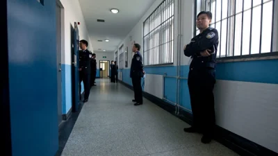 Полицейские стоят в Центре содержания под стражей № 1 во время правительственной экскурсии в Пекине, 25 октября 2012 года. (Ed Jones/AFP via Getty Images)