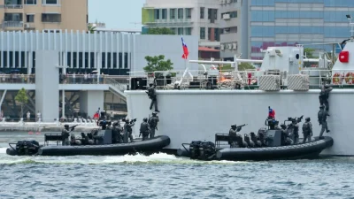 Войска специального назначения Тайваня принимают участие в учениях береговой охраны в Гаосюне 10 июня 2023 года. (Sam Yeh/AFP via Getty Images)