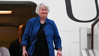 Министр финансов Джанет Йеллен прибывает в международный аэропорт Байюнь в Гуанчжоу, Китай, 4 апреля 2024 года. (Pedro Pardo/AFP via Getty Images)