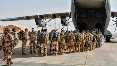 Последние французские солдаты садятся на французский военный самолёт во время вывода войск из Нигера в Ниамее 22 декабря 2023 года. (Boureima Hama/AFP via Getty Images)