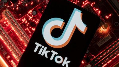 Смартфон с отображаемым логотипом TikTok на материнской плате компьютера. (REUTERS/Dado Ruvic)