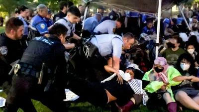 Полиция арестовывает пропалестинских протестующих, пытающихся разбить лагерь у Вашингтонского университета в кампусе Сент-Луиса в Сент-Луисе, штат Миссури, 27 апреля 2024 года. (Christine Tannous/St. Louis Post-Dispatch via AP)