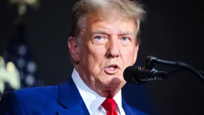 Бывший президент Дональд Трамп выступает на предвыборном мероприятии в Гранд-Рапидсе, Мичиган, 2 апреля 2024 года. (Spencer Platt/Getty Images)