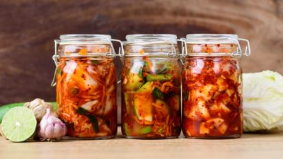 Ферментация не только улучшает вкус и текстуру продуктов, но и обогащает их полезными бактериями и соединениями. (Nungning20 via Shutterstock)