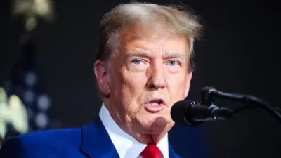 Бывший президент Дональд Трамп выступает на предвыборном мероприятии в Гранд-Рапидсе, Мичиган, 2 апреля 2024 года. (Spencer Platt/Getty Images)