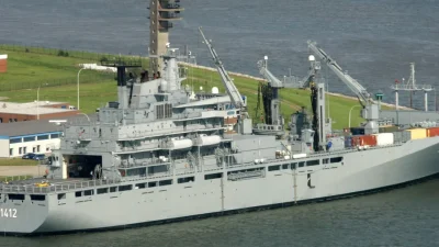 Корабль боевой поддержки ВМС Германии «Франкфурт-на-Майне» пришвартован к северогерманской военно-морской базе Вильгельмсхафен 20 сентября 2006 года. (Fabrizio Bensch/Reuters)