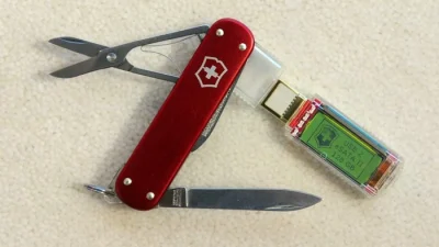 Швейцарский армейский нож Victorinox с флэш-накопителем. (FREDERIC J. BROWN/AFP/Getty Images)