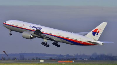 Боинг 777-200ER авиакомпании Malaysia Airlines (9M-MRO) взлетает в аэропорту Руасси-Шарль де Голль во Франции. (Image: Laurent ERRERA, Soerfm Via Wikipedia)

