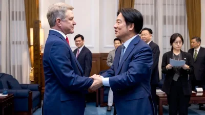 Президент Тайваня Лай Чин-те (R) пожимает руку представителю Майклу Макколу во время встречи в Тайбэе, Тайвань, 27 мая 2024 года. (Taiwan Presidential Office via AP)