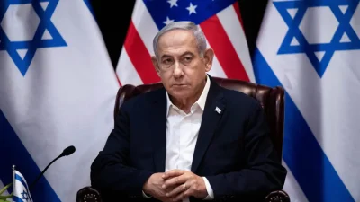 Премьер-министр Израиля Биньямин Нетаньяху ожидает начала заседания израильского военного кабинета в Тель-Авиве, Израиль, 18 октября 2023 года. (Brendan Smialowski/AFP via Getty Images)