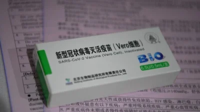 Упаковка вакцины Sinopharm против COVID-19 в центре вакцинации в Чаояне в Пекине, Китай, 20 апреля 2021 года. (Greg Baker/AFP via Getty Images)