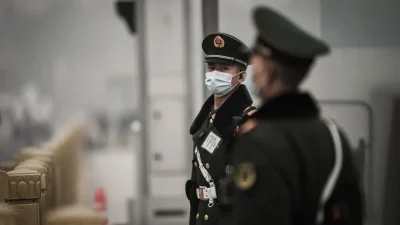 Военизированная полиция стоит на страже площади Тяньаньмэнь в Пекине 10 марта 2021 года. (Noel Celis/AFP via Getty Images)