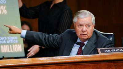 Сенатор Линдси Грэм выступает во время слушаний о рассмотрении дополнительного запроса президента к Министерствам здравоохранения, социальных служб и внутренней безопасности в Вашингтоне 8 ноября 2023 года. (Madalina Vasiliu/The Epoch Times)