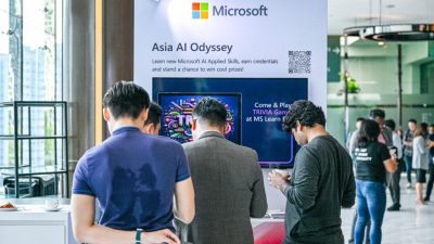 Участники осматривают стенд Microsoft перед выступлением генерального директора Сатьи Наделлы на мероприятии Microsoft Build AI Day в Куала-Лумпуре 2 мая 2024 года. (Photo by MOHD RASFAN/AFP via Getty Images)