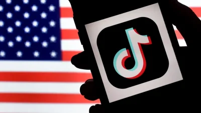 Логотип TikTok отображается на экране iPhone на фоне американского флага в Арлингтоне, Вирджиния, 3 августа 2020 года. (Olivier Douliery/AFP via Getty Images)