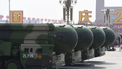 Китайские межконтинентальные баллистические ракеты DF-41, способные нести ядерное оружие, во время военного парада на площади Тяньаньмэнь в Пекине 1 октября 2019 года. (Greg Baker/AFP via Getty Images)