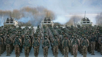 Солдаты Народно-освободительной армии Китая во время военных учений в северо-западном китайском регионе Синьцзян, 4 января 2021 года. (STR/AFP via Getty Images)
