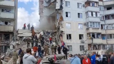 Повреждённая многоэтажка в Белгороде после попадания в неё фрагментов сбитой ракеты «Точка-У». (t.me/mchs31)