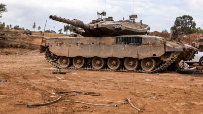 Военнослужащие израильских сил обороны (ЦАХАЛ) работают на плацдарме недалеко от границы с Газой, за пределами города Седеро в Тель-Авиве, Израиль, 27 ноября 2023 года. (Spencer Platt/Getty Images)
