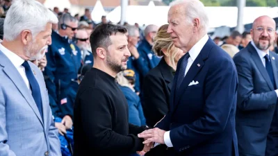 Президент США Джо Байден пожимает руку президенту Украины Владимиру Зеленскому во время Международной памятной церемонии на пляже Омаха, посвящённой 80-й годовщине высадки союзников в Нормандии, в Сен-Лоран-сюр-Мер, на северо-западе Франции, 6 июня 2024 года. (Ludovic Marin/AFP via Getty Images)