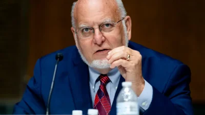Доктор Роберт Редфилд, директор Центров по контролю и профилактике заболеваний, даёт показания во время слушаний подкомитета по ассигнованиям Сената США на Капитолийском холме в Вашингтоне 2 июля 2020 года. (Saul Loeb/Pool/Getty Images)