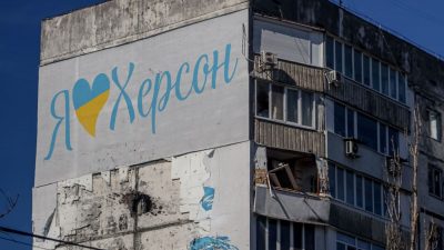 Фото: Повреждённый при обстреле дом в Херсоне. (OLEKSANDR GIMANOV/AFP via Getty Images)