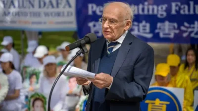 Адвокат по правам человека Дэвид Мэйтас выступает на мероприятии, посвящённом 24-й годовщине продолжающегося преследования Фалуньгун в Китае, в Лондоне 15 июля 2023 года. (Yanning Qi/The Epoch Times)