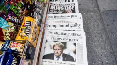 Газеты возле башни Трампа перед пресс-конференцией бывшего президента Дональда Трампа в Нью-Йорке 31 мая 2024 года. (Stephanie Keith/Getty Images)