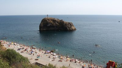 Фото: Яшмовый пляж в Крыму. (w:ru:Водник/commons.wikimedia.org/CC BY-SA 3.0) 
