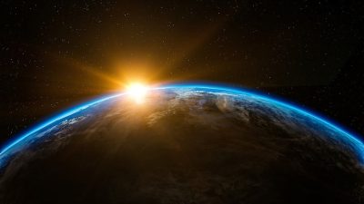 В южном полушарии Земля летом на 5 млн км ближе к Солнцу, чем зимой, а в северном полушарии всё наоборот. (qimono via Pixabay)