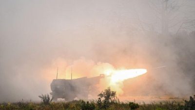 Военнослужащие армии США запускают высокомобильные артиллерийские ракетные комплексы M142 во время совместных военных учений Super Garuda Shield 2023 с участием Индонезии, Японии, Сингапура, Австралии и США в Ситубондо, Восточная Ява, 11 сентября 2023 года. (Juni Kriswanto/AFP via Getty Images)