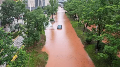 24 июня 2024 года на затопленной улице после сильных дождей в Чанше, провинция Хунань в центральном Китае. (STR/AFP via Getty Images)