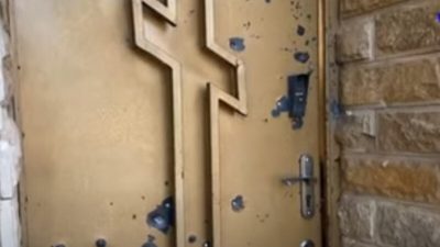 Православная церковь в Махачкале после нападения боевков. (Скриншот/Комсомольская Правда/youtube.com)
