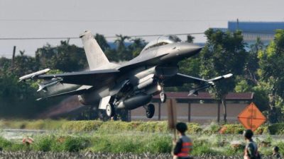 Истребитель F16 американского производства взлетает с автомагистрали в Пинтуне, южный Тайвань, во время ежегодных учений «Хан Куан» 15 сентября 2021 года. (Photo by SAM YEH/AFP via Getty Images)