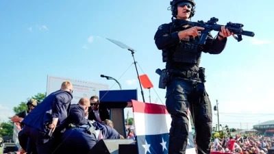 Дональда Трампа прикрывают агенты секретной службы на предвыборном митинге в Батлере, штат Пенсильвания, 13 июля 2024 года. (Evan Vucci/AP Photo)