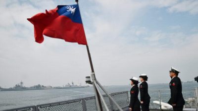 Тайваньские моряки приветствуют флаг острова на палубе судна снабжения Panshih после участия в ежегодных учениях на военно-морской базе Цойин в Гаосюне, Тайвань, 31 января 2018 года. (Mandy Cheng/AFP via Getty Images)
