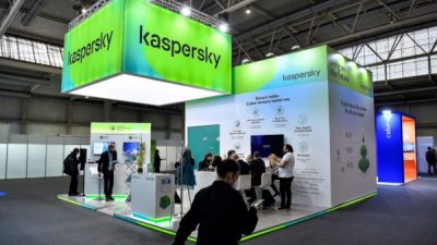 Фото: Посетители у стенда российской компании по разработке антивирусной программы «Лаборатория Касперского» на выставке MWC (Всемирный мобильный конгресс) в Барселоне. Испания 28 февраля 2022 года. (Pau Barrena/AFP via Getty Images) 
