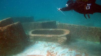 Подводная археология, которая занимается поиском скрытых историй под водой, раскрыла удивительные секреты океанов и озер. (historydaily.org)