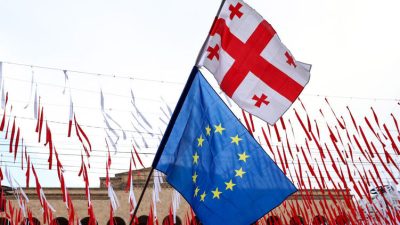 Фото: Флаги Грузии и Евросоюза у здания Парламента в центре Тбилиси, 28 мая 2024 года. (GIORGI ARJEVANIDZE/AFP via Getty Images) 
