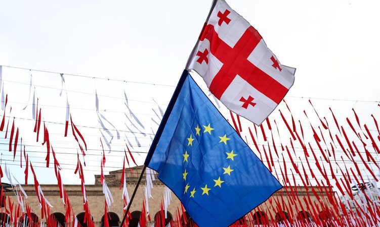 Фото: Флаги Грузии и Евросоюза у здания Парламента в центре Тбилиси, 28 мая 2024 года. (GIORGI ARJEVANIDZE/AFP via Getty Images) 
