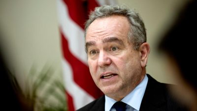 Курт Кэмпбелл, тогдашний помощник госсекретаря США по делам Восточной Азии и Тихого океана, выступает на пресс-конференции в посольстве США в Куала-Лумпуре, Малайзия, 13 декабря 2012 года. (Saeed Khan/AFP via Getty Images)