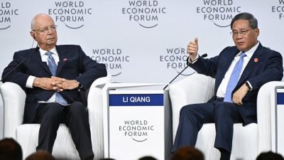 Премьер-министр Китая Ли Цян (Справа) и исполнительный председатель Всемирного экономического форума (ВЭФ) Клаус Шваб принимают участие в церемонии открытия Всемирного экономического форума в Даляне, в северо-восточной китайской провинции Ляонин, 25 июня 2024 года. (Pedro Pardo/AFP via Getty Images)