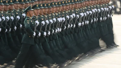 Солдаты Народно-освободительной армии Китая маршируют во время парада в честь 70-летия основания КНР на площади Тяньаньмэнь в Пекине 1 октября 2019 года. (Andrea Verdelli/Getty Images)