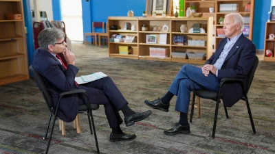 Президент Джо Байден беседует с ведущим программы «На этой неделе» Джорджем Стефанопулосом в Мэдисоне, штат Висконсин, 5 июля 2024 года. (ABC via Getty Images)