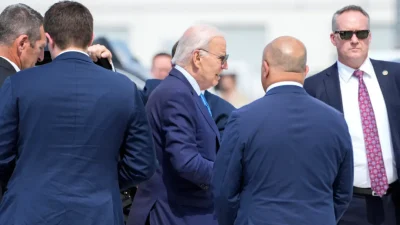 Президент Джо Байден выходит из своего кортежа в международном аэропорту Гарри Рид в Лас-Вегасе 17 июля 2024 года по пути в Делавэр. (Kent Nishimura/AFP via Getty Images)