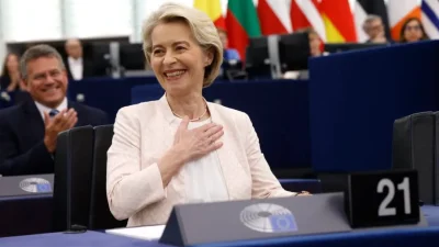 Президент Европейской комиссии Урсула фон дер Ляйен отреагировала на избрание на второй срок у руля комиссии в Европейском парламенте в Страсбурге, Франция, 18 июля 2024 года. (AP Photo/Jean-Francois Badias)