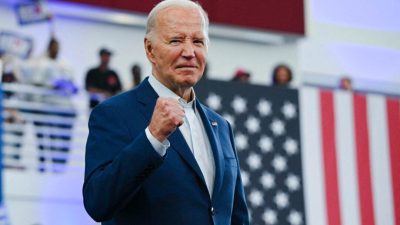 Президент Джо Байден прибывает, чтобы выступить на предвыборном мероприятии в Детройте 12 июля 2024 года. (Mandel Ngan/AFP via Getty Images)